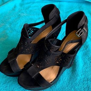 Giani Bini Wedge Sandal Black and Tan